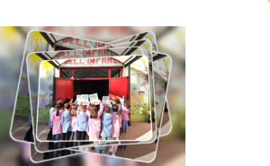 I bambini della scuola dell'Infanzia all'ingresso della loro scuola invitano a partecipare all'open day